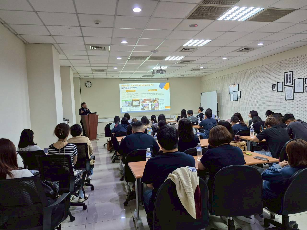暨南大學學生在國興聽交流AI相關