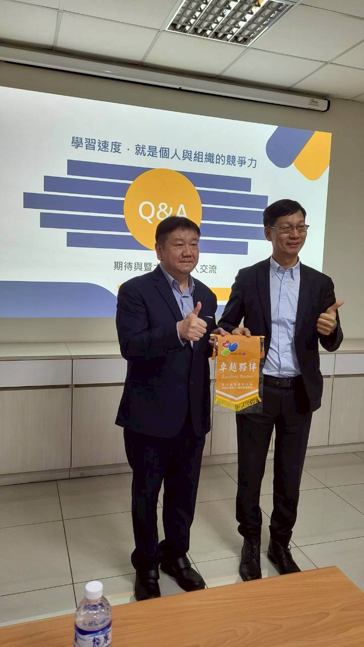 國興資訊處長與暨南大學教師合照