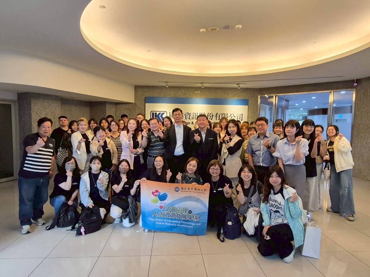 國興團隊與暨南大學師生合照